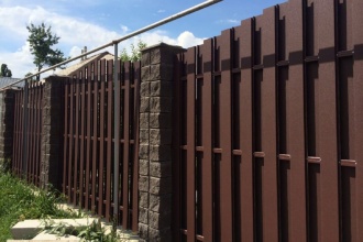 Забор из евроштакетника с кирпичными столбами 25 метров фото в Геленджике