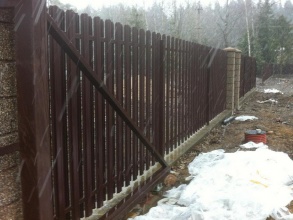 Забор из евроштакетника в шахматном порядке 122 метра фото в Геленджике