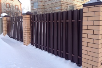 Забор из евроштакетника в шахматном порядке 30 метров фото в Геленджике