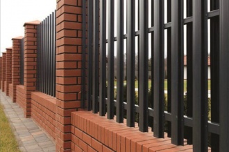 Забор из евроштакетника с кирпичными столбами 20 соток фото в Геленджике