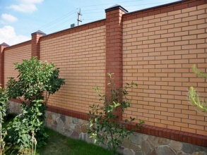 Кирпичный забор сплошной 80 метров фото в Геленджике