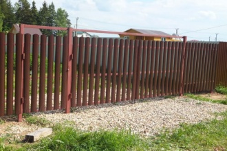 Забор из евроштакетника с утрамбовкой щебнем 25 метров фото под ключ с установкой
