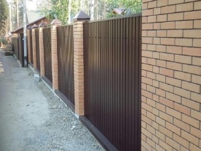 Забор из профнастила с кирпичными столбами 72 метра фото в Геленджике