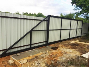 Откатные ворота с ручным управлением - пример 1 фото в Геленджике