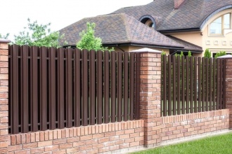 Забор из евроштакетника с кирпичными столбами 30 метров фото цена за метр