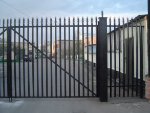 Сварные заборы с бетонированием столбов 12 метров фото в Геленджике