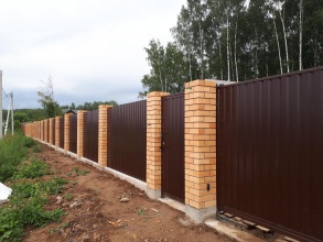 Кирпичный забор на ленточном фундаменте 12 метров фото в Геленджике