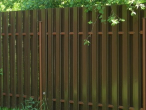 Забор из евроштакетника с бетонированием столбов 12 метров фото в Геленджике