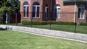 Сварные заборы на ленточном фундаменте 80 метров фото в Геленджике