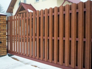 Забор из евроштакетника с кирпичными столбами 200 метров фото в Геленджике