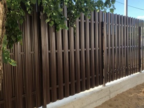 Забор из евроштакетника на ленточном фундаменте 15 соток фото цена за метр под ключ