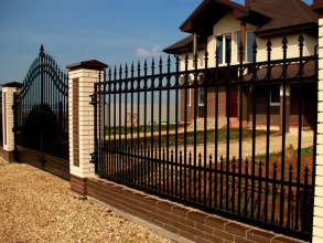 Сварные заборы с кирпичными столбами 12 метров фото в Геленджике