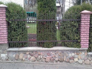 Сварные заборы с кирпичными столбами 80 метров фото в Геленджике