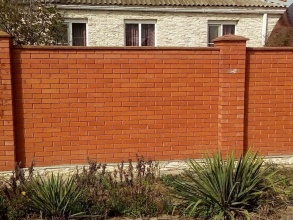 Кирпичный забор сплошной 20 метров фото под ключ
