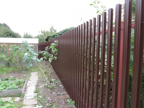 Забор из евроштакетника с забивными столбами 86 метров фото в Геленджике