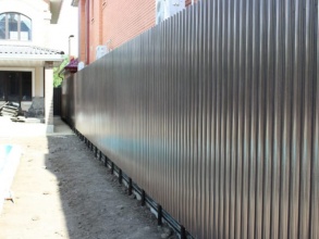 Забор из евроштакетника на ленточном фундаменте 57 метров фото в Геленджике