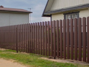 Забор из евроштакетника с забивными столбами 200 метров фото в Геленджике