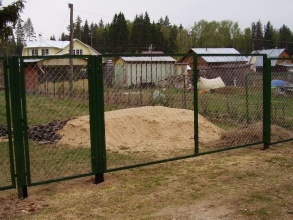 Забор из сетки рабицы в натяг секционный 200 метров фото с установкой