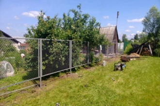 Забор из сетки рабицы в натяг секционный 80 метров фото в Геленджике